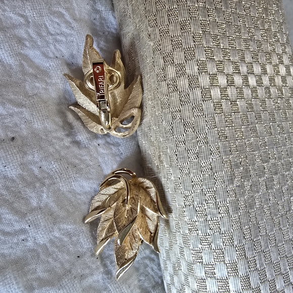 Gold Necklace and Silver Clutch Set - Picture 3 of 4